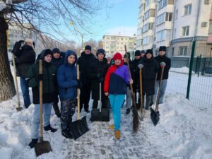 продолжают борьбу с последствиями снежного циклона!