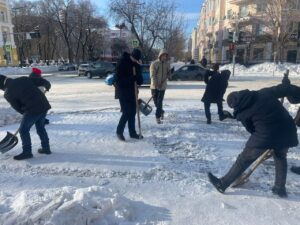 продолжают борьбу с последствиями снежного циклона!