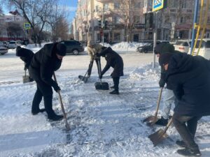 продолжают борьбу с последствиями снежного циклона!