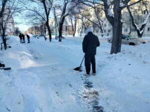 продолжают борьбу с последствиями снежного циклона!