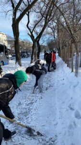 продолжают борьбу с последствиями снежного циклона!