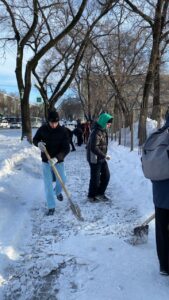 продолжают борьбу с последствиями снежного циклона!