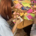 Мастер-класс в общежитии первокурсники готовят подарки ко Дню учителя